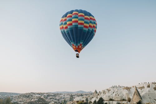 气球飞过岩石高地 · 免费素材图片