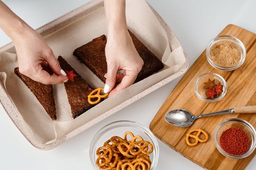 装饰三角形的人形棕色蛋糕 · 免费素材图片
