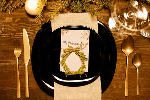 圣诞晚餐卡在盘子上的顶视图 · 免费素材图片