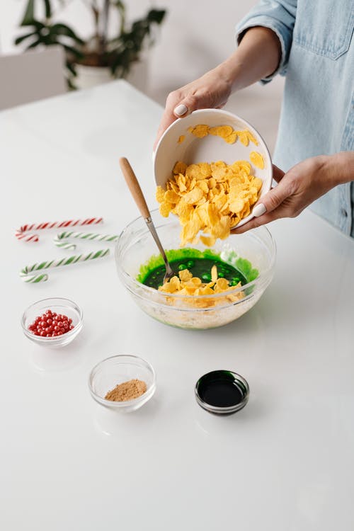 将谷物倒在碗里的人 · 免费素材图片