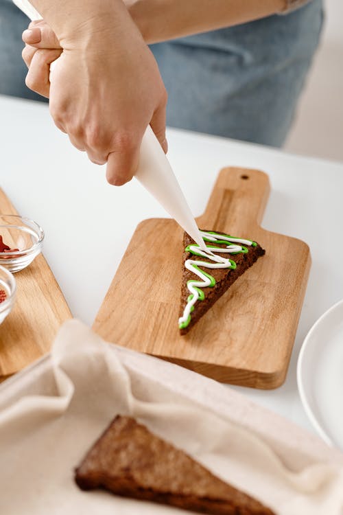 装饰棕色饼干的人 · 免费素材图片