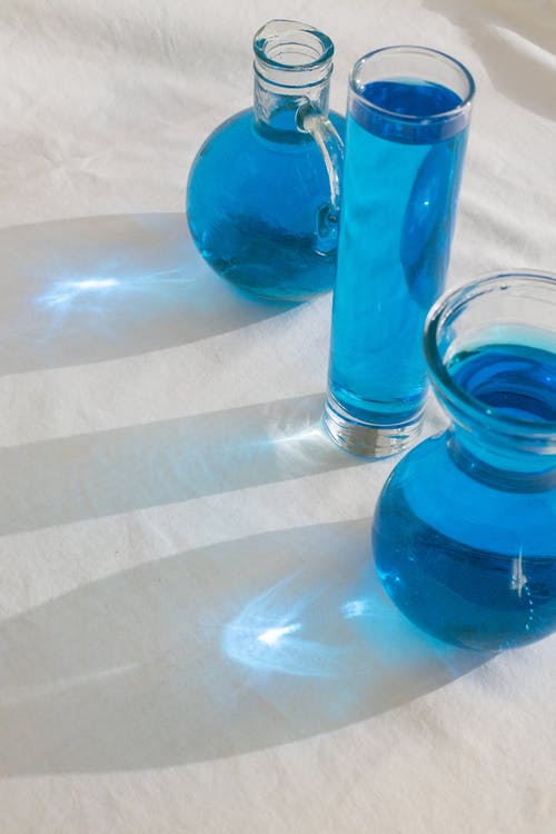 透明蓝色液体的玻璃烧瓶 · 免费素材图片