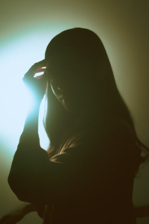 有关剪影, 女人, 抚摸头发的免费素材图片