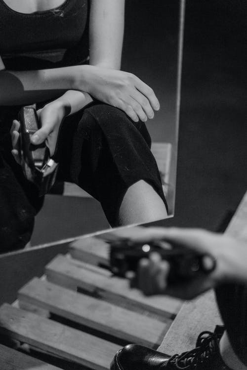 有关单色, 垂直拍摄, 握住的免费素材图片