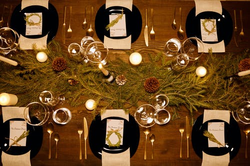 圣诞节的优雅餐桌布置的顶视图 · 免费素材图片