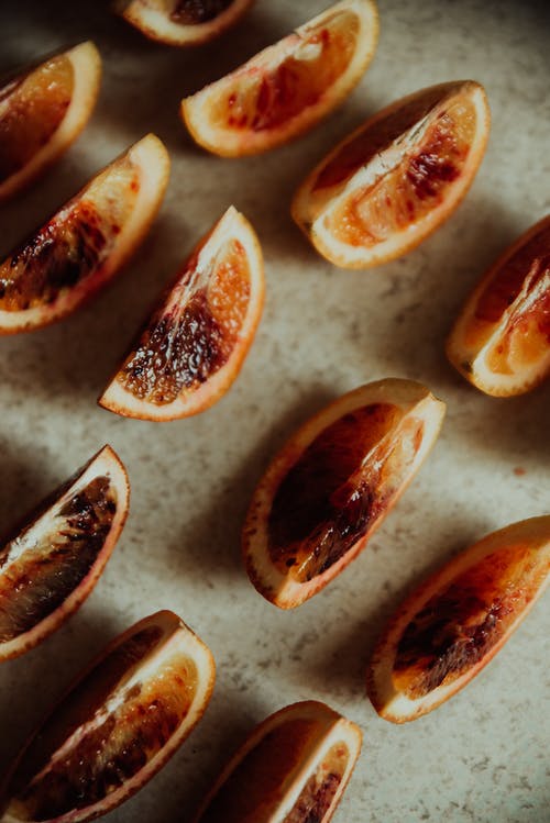 在不锈钢托盘上切成薄片的橙色水果 · 免费素材图片