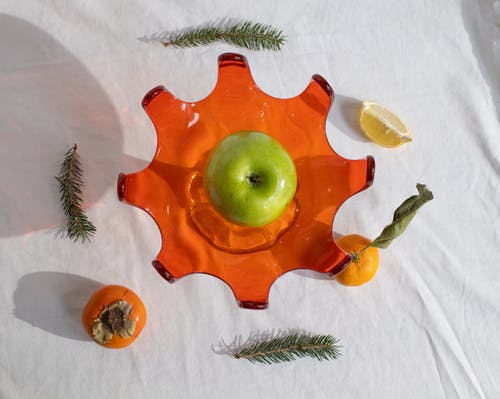 新鲜的青苹果放在花瓶上 · 免费素材图片