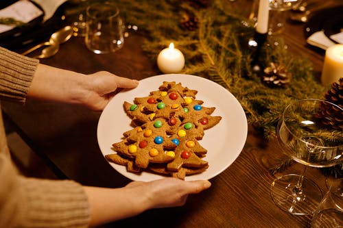 人服务的一盘圣诞树形饼干 · 免费素材图片