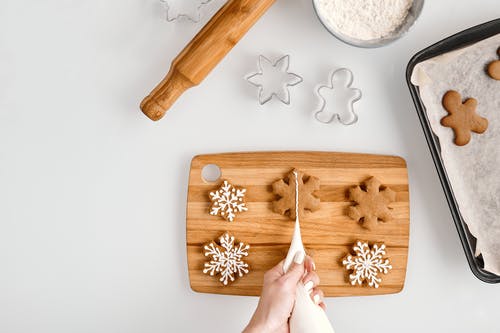 装饰雪花形饼干的人 · 免费素材图片