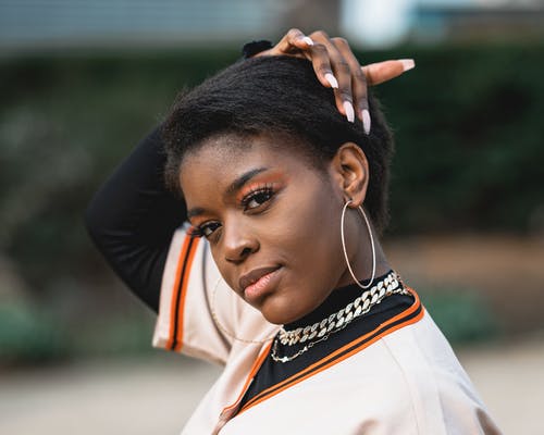 有关修剪指甲, 捲髮, 擺姿勢的免费素材图片