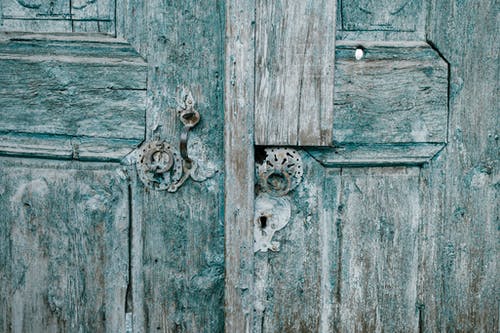 破旧的蓝色木门，带生锈的锁 · 免费素材图片