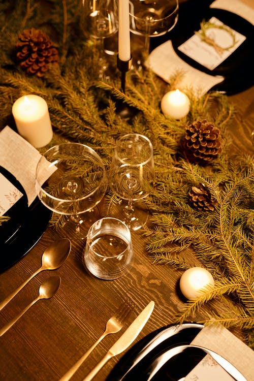 高角度拍摄的圣诞节优雅的餐桌布置 · 免费素材图片