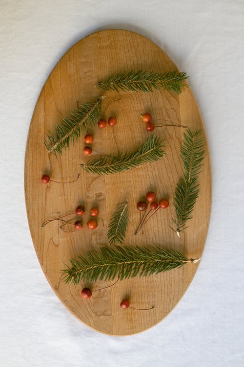 芳香云杉在木板上的绿枝 · 免费素材图片