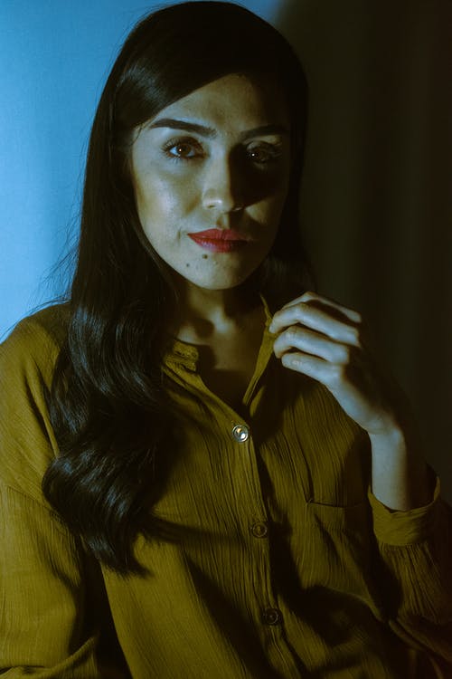 有关咖啡色头发的女人, 严肃, 女人的免费素材图片