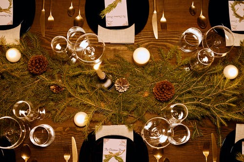 圣诞节的优雅餐桌布置 · 免费素材图片