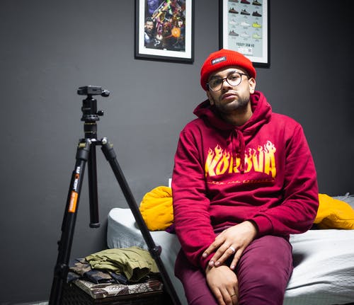 有关（顶部有小羊毛球的）羊毛帽子, 三脚架, 人的免费素材图片