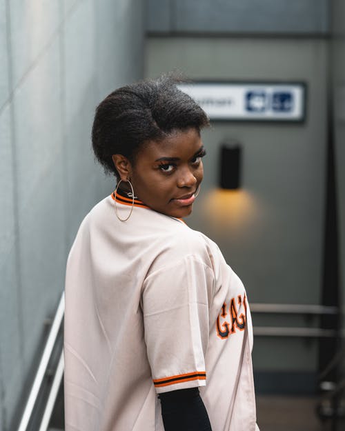 有关回頭看, 垂直拍摄, 捲髮的免费素材图片