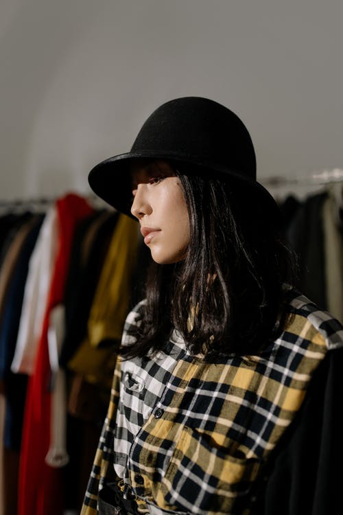 黑色和黄色的格子衬衫，戴着黑色帽子的女人 · 免费素材图片