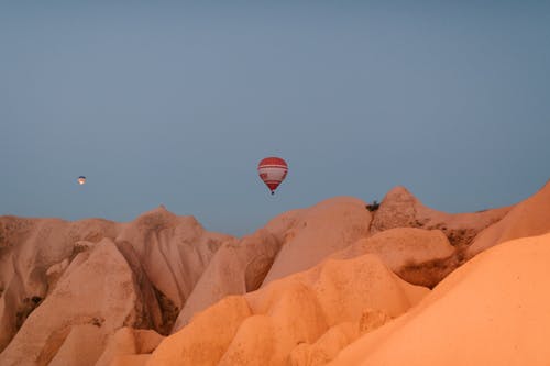 气球飞过岩石高地 · 免费素材图片