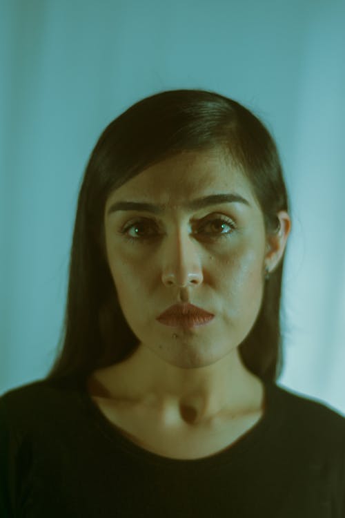 有关严肃, 垂直拍摄, 女人的免费素材图片