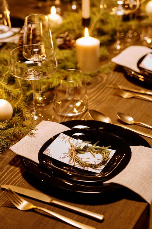 圣诞节的优雅餐桌布置 · 免费素材图片