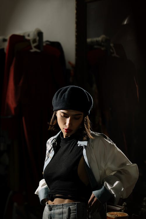 白色外套和黑色针织帽的女人 · 免费素材图片