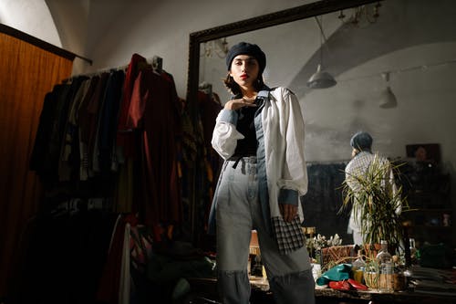 白色礼服衬衫和蓝色牛仔牛仔裤的男人站在附近的衣服 · 免费素材图片