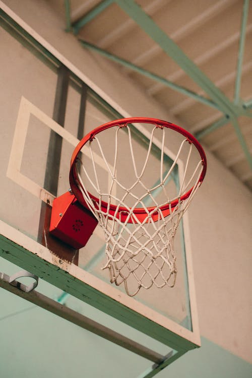 白色和红色篮球架 · 免费素材图片