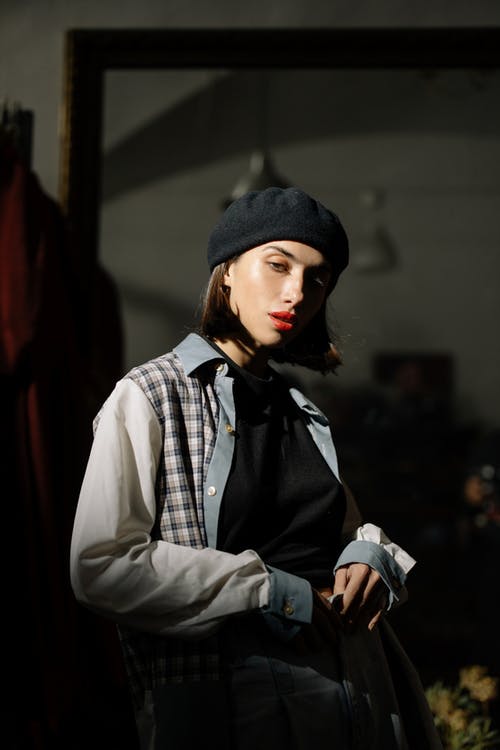 白色礼服衬衫和黑色背心的女人 · 免费素材图片