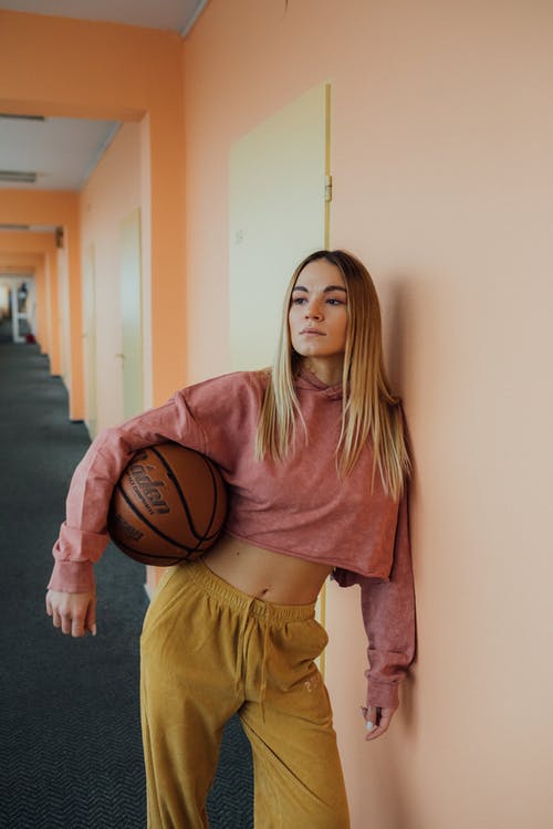 拿着篮球的粉红色长袖衬衫的女人 · 免费素材图片