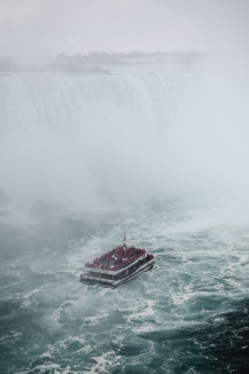 红船在水瀑布 · 免费素材图片