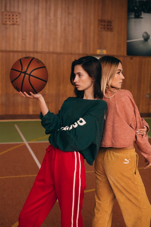 红色和白色的阿迪达斯球衣篮球的女人 · 免费素材图片