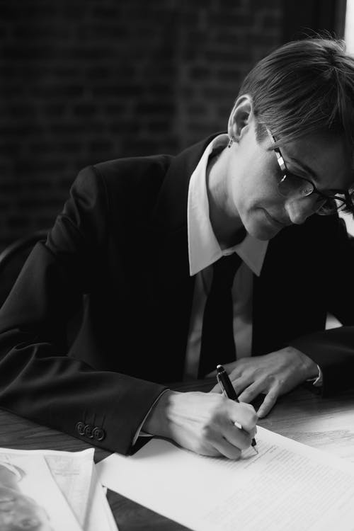 有关人, 单色, 坐的免费素材图片