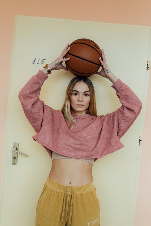 拿着篮球的粉红色长袍的女人 · 免费素材图片