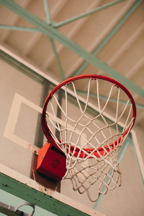 白色和红色篮球架 · 免费素材图片