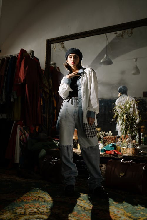 长袖衬衫和黑色的裤子，站在附近的衣服的白色纽扣的男人 · 免费素材图片