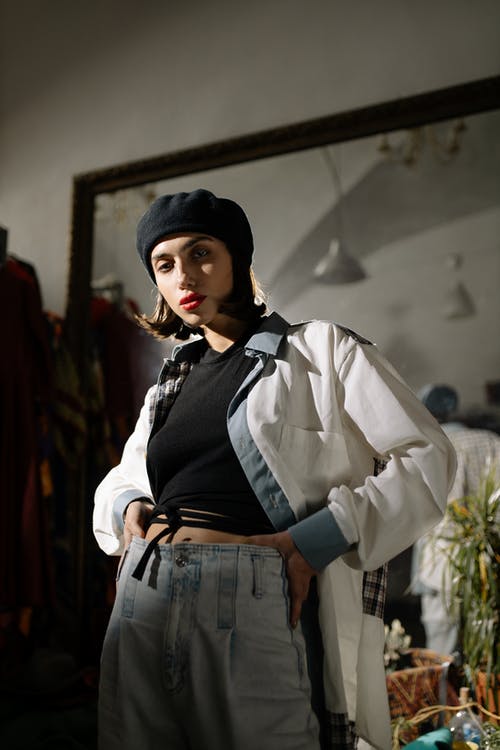 白夹克和蓝色牛仔裙的女人 · 免费素材图片