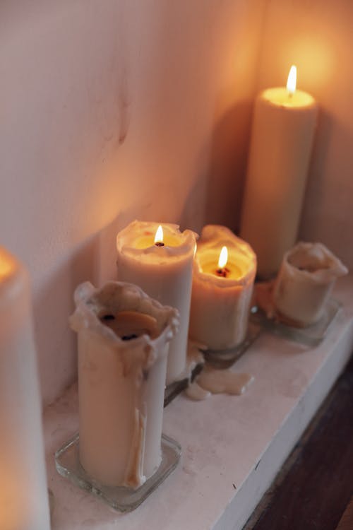 白色托盘上的白色支柱蜡烛 · 免费素材图片