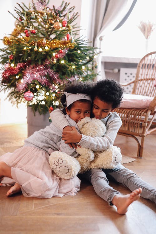 男孩抱着她的小妹妹 · 免费素材图片