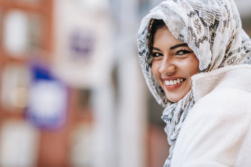 白头巾微笑的女人 · 免费素材图片
