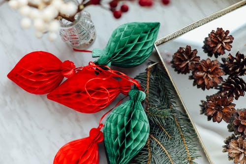 红色和绿色圣诞饰品 · 免费素材图片