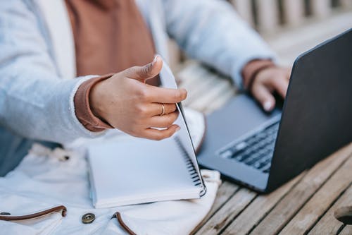 使用macbook Pro的白色长袖衬衫的人 · 免费素材图片