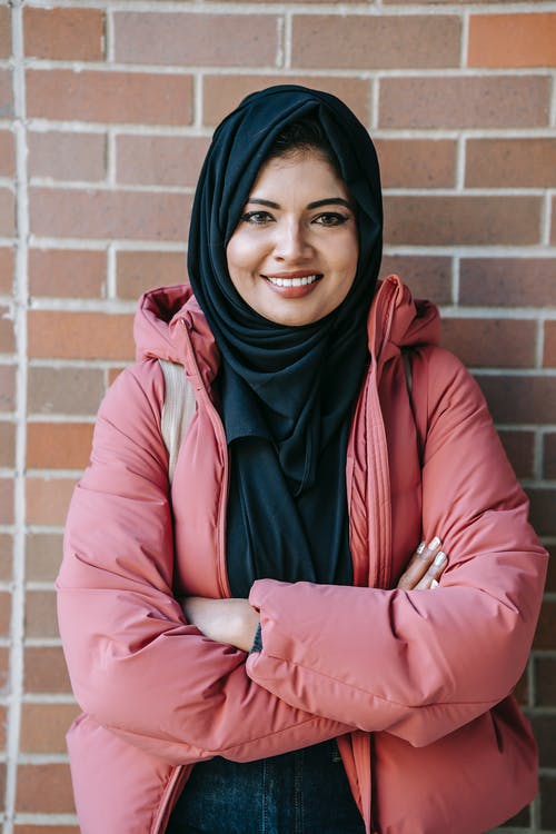 黑色头巾和粉红色外套的女人 · 免费素材图片