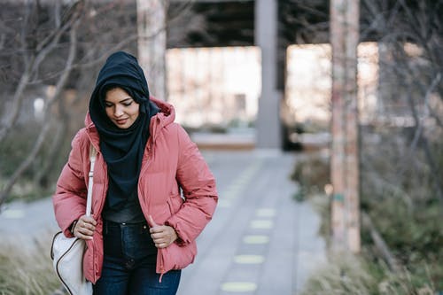 红色夹克站在人行道上的女人 · 免费素材图片