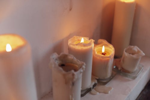 3白色烛台上的白色烛台 · 免费素材图片