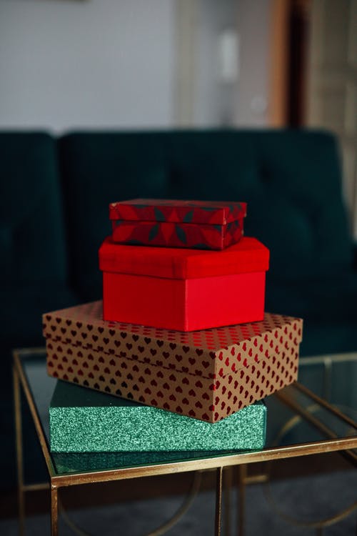 堆积的圣诞礼物 · 免费素材图片