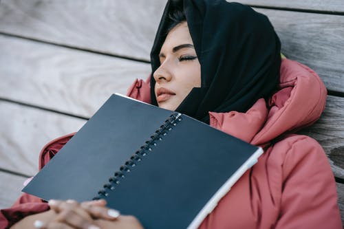 拿着白书的黑头巾的女人 · 免费素材图片