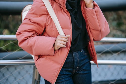 红色外套和蓝色牛仔牛仔裤的男人 · 免费素材图片