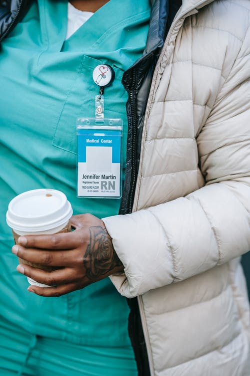 拿着白色一次性杯子的人 · 免费素材图片