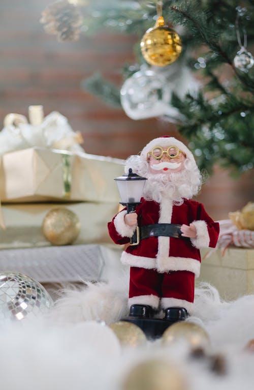 圣诞老人公仔白桌上 · 免费素材图片